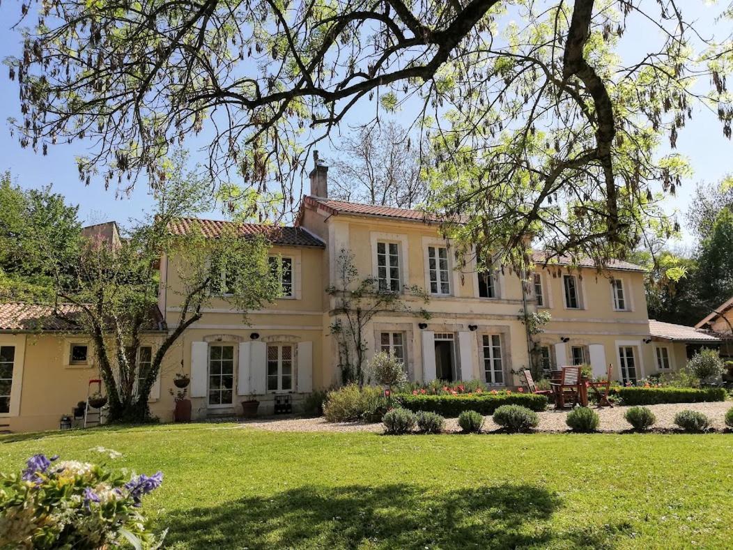 Bourg-CharenteLe Domaine Des Platanes住宿加早餐旅馆 外观 照片